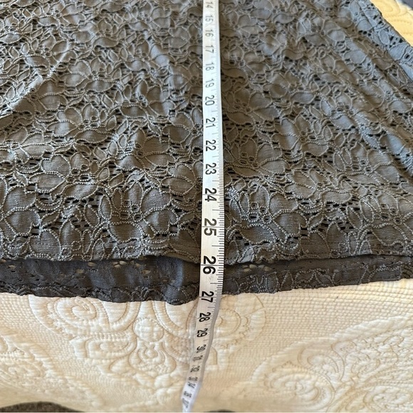 Olive green long sleeve top lace front flattering size large - Picture 4 of 8